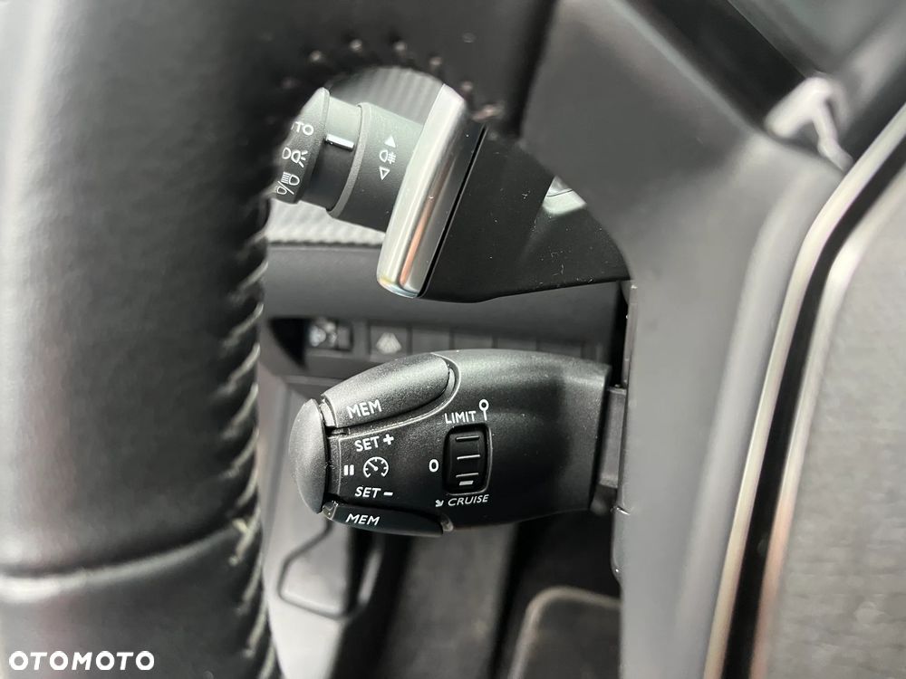 Peugeot 208 PureTech 100 EAT8 Allure - 31