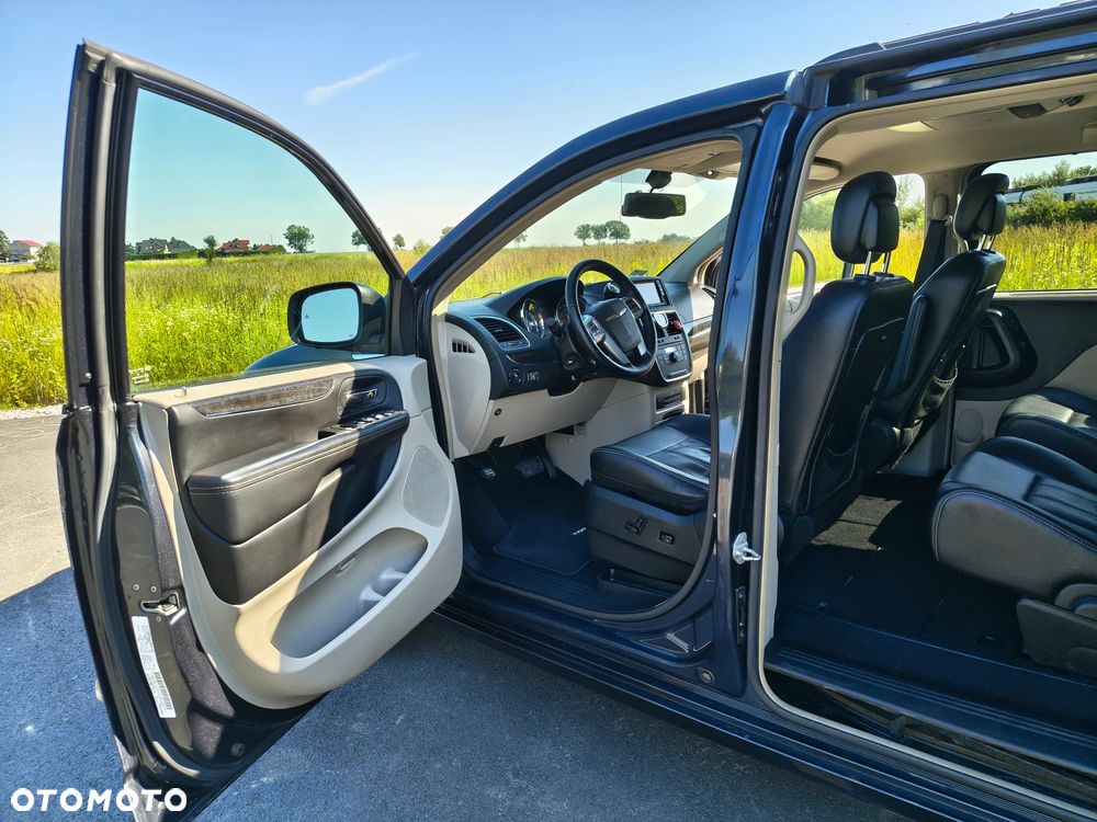 Chrysler Town & Country 3.6 Limited - 14