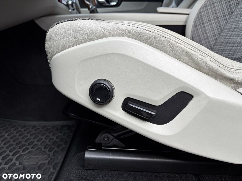 Volvo XC 60 T5 AWD Momentum Pro - 25