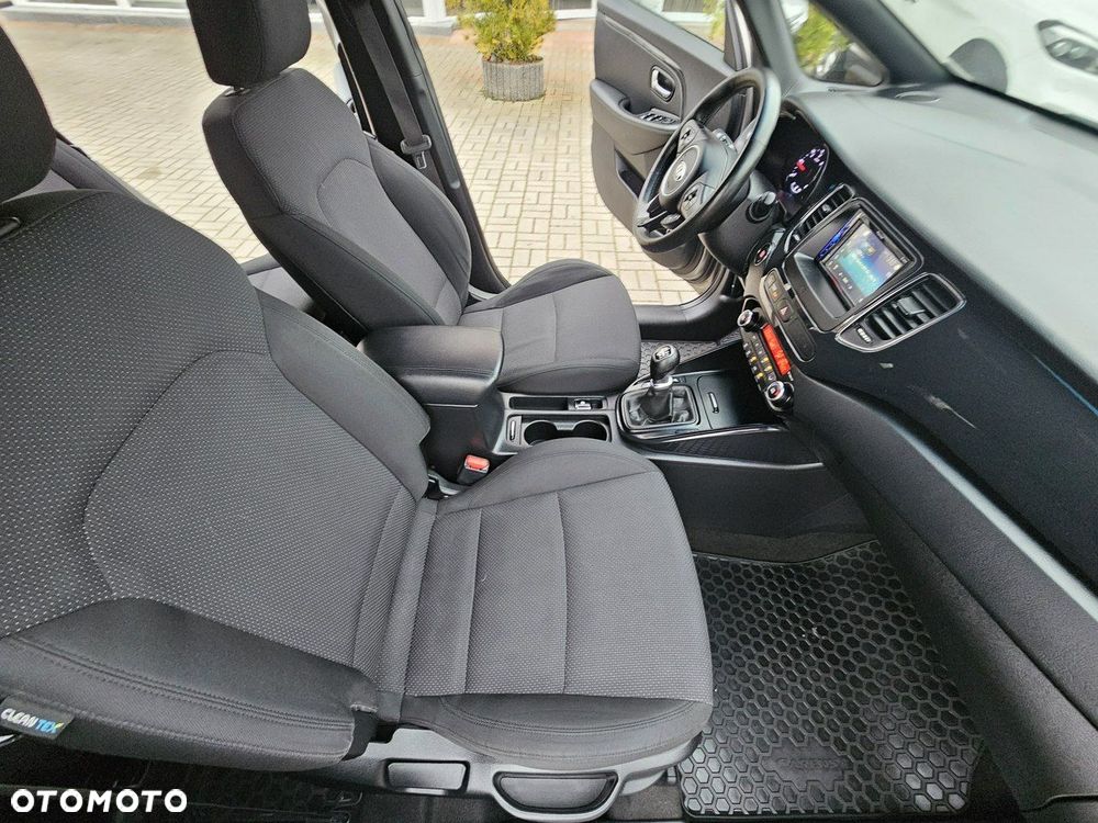 Kia Carens - 37