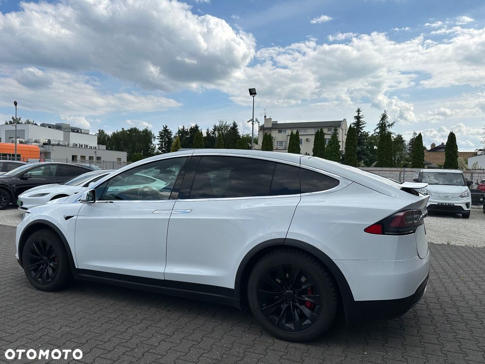 Tesla Model X - 8