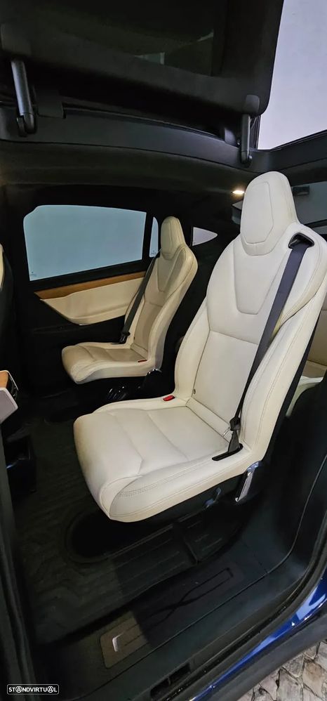 Tesla Model X - 21