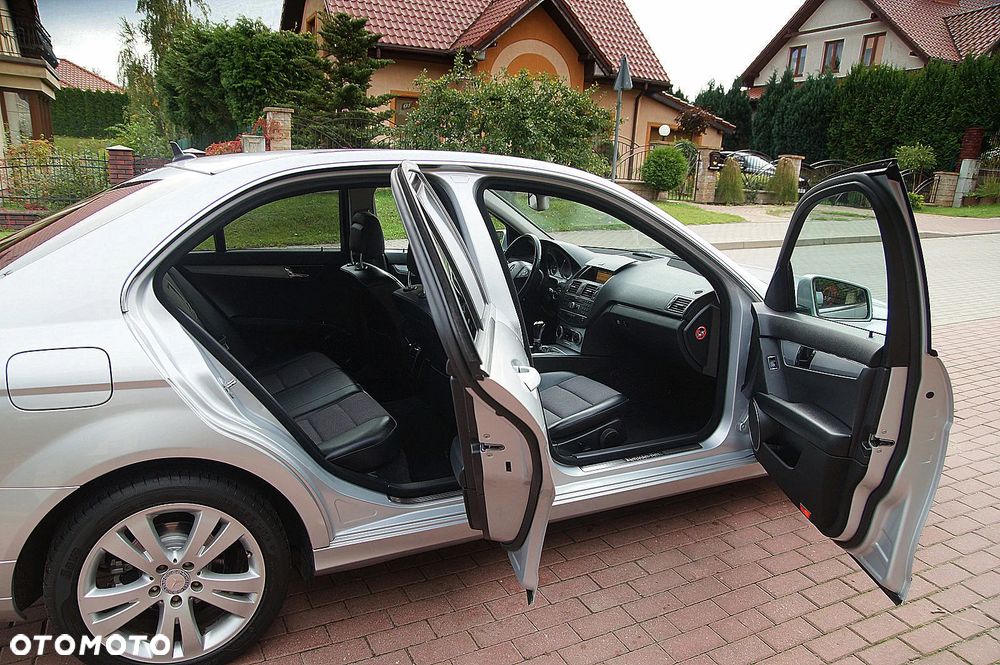 Mercedes-Benz Klasa C 180 CGI BlueEff Avantgarde - 24