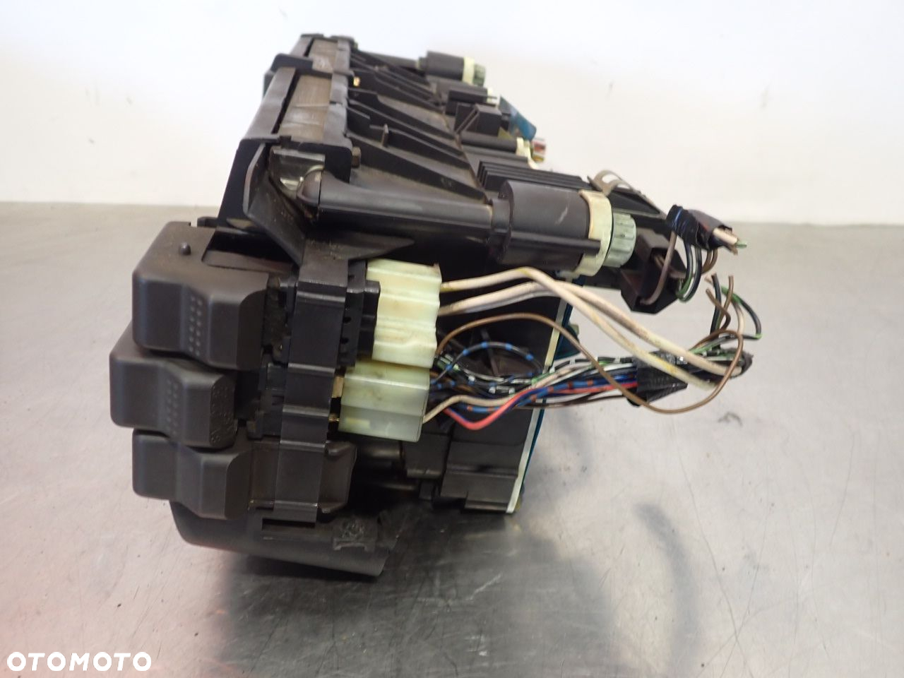 LICZNIK AUDI 80 B2 81117331   81117332 - 8