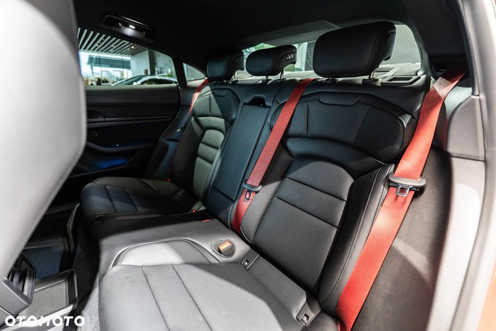 Porsche Taycan 105kWh 4 Black Edition - 12