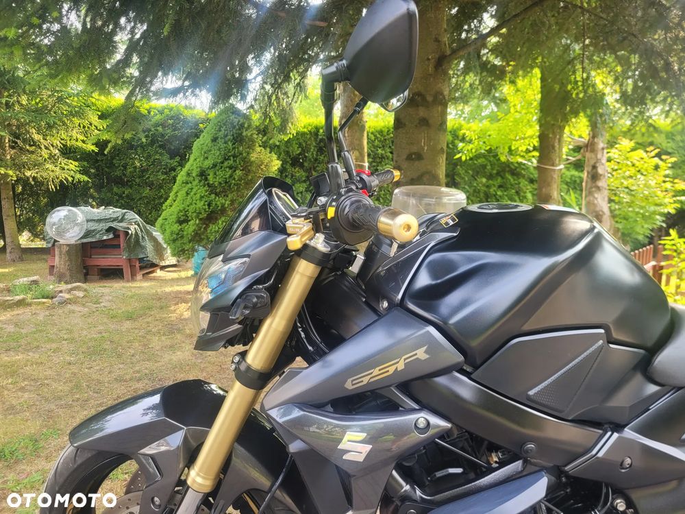 Suzuki GSR - 21