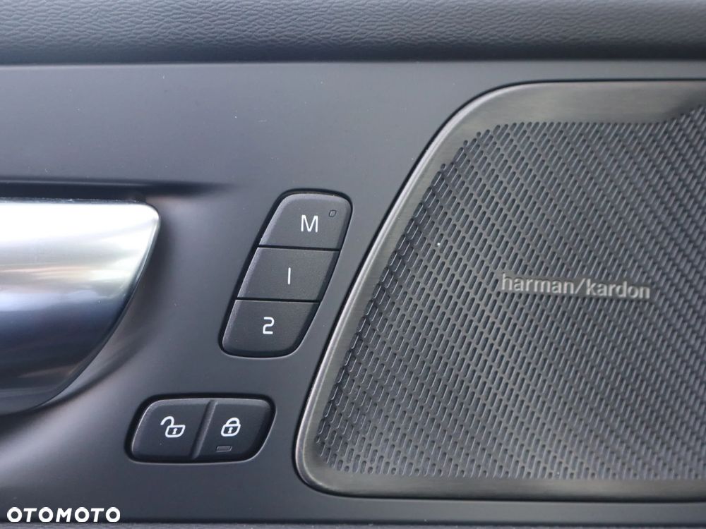 Volvo XC 60 T8 Plug-In Hybrid AWD Ultimate Dark - 23