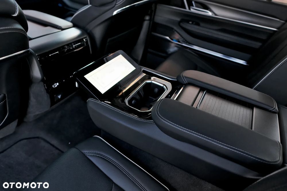 Jeep Grand Wagoneer - 38