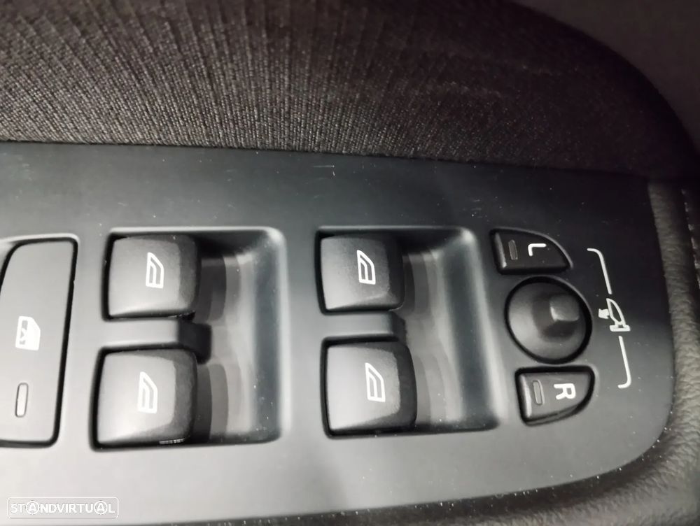 Volvo XC 60 2.0 D4 Momentum Plus Geartronic - 16