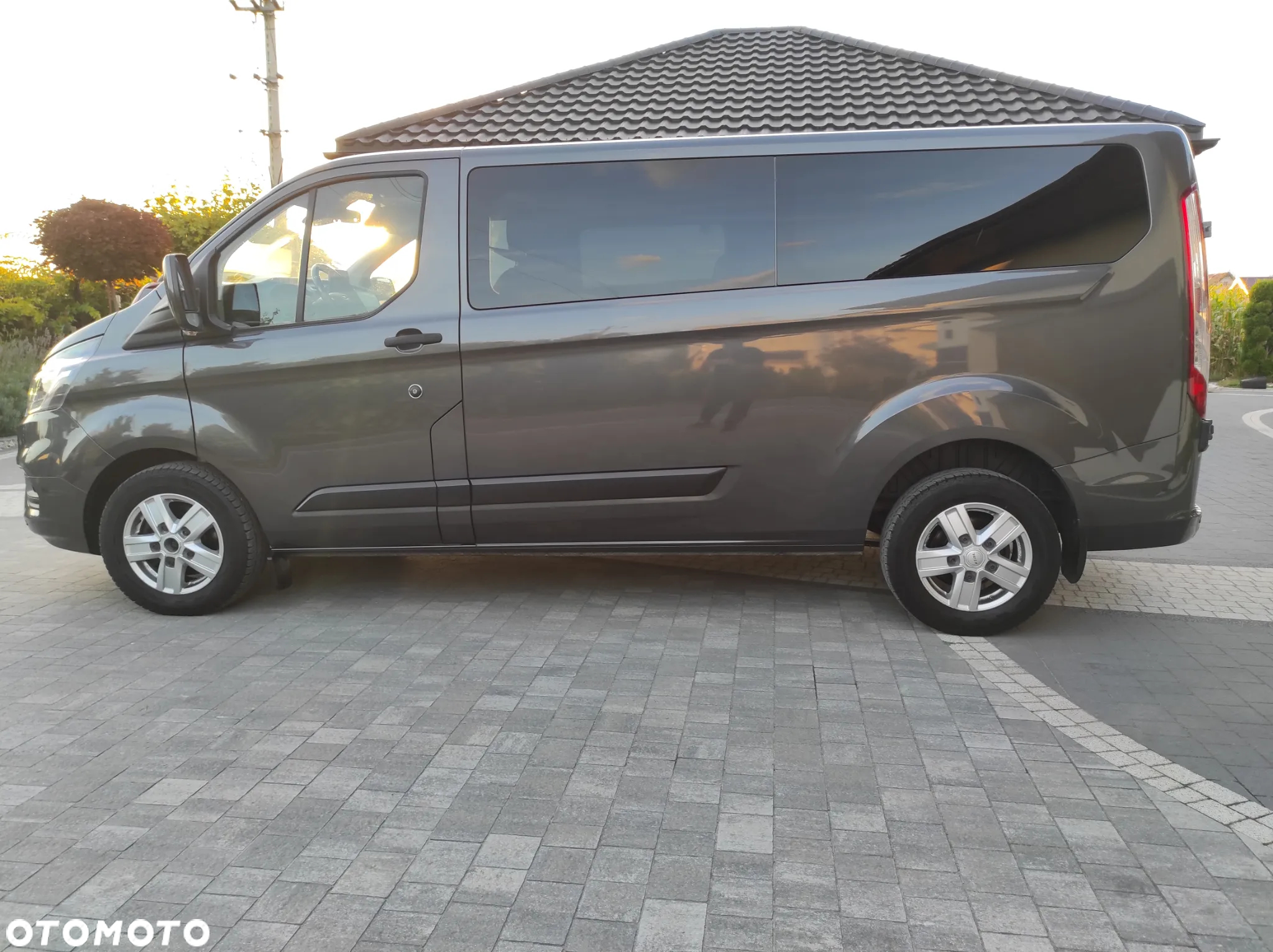 Ford Tourneo Custom - 12