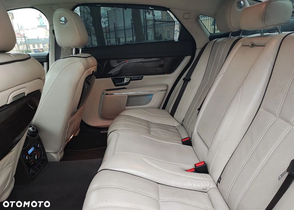 Jaguar XJ 3.0 D V6 LWB Premium Luxury - 11