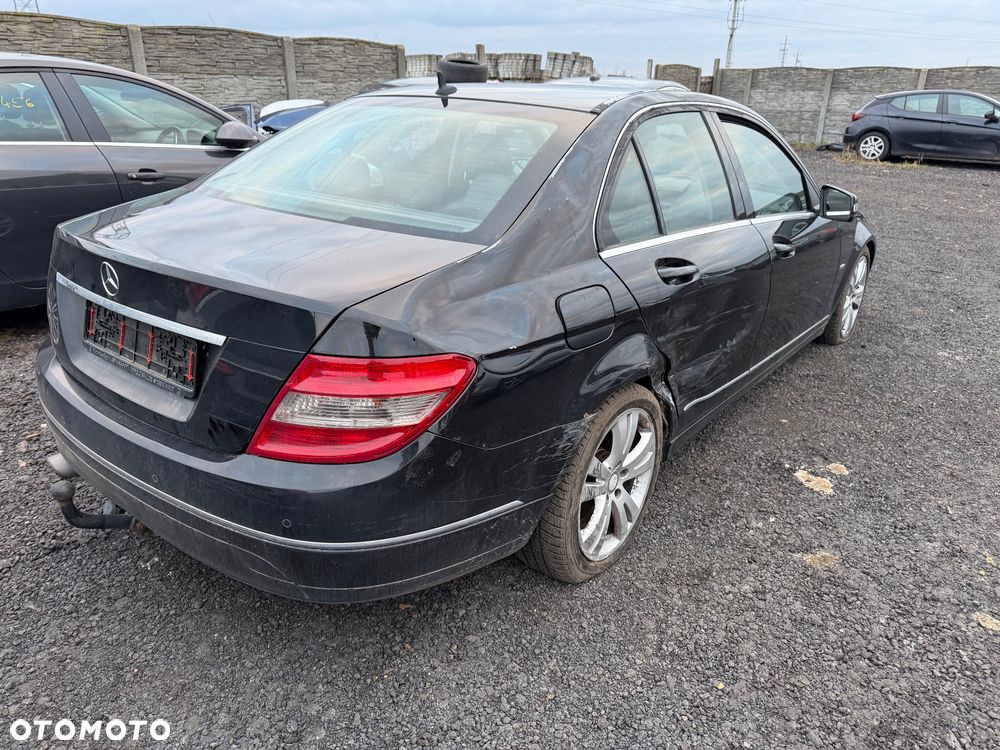 Mercedes-Benz Klasa C 180 CGI BlueEFFICIENCY Avantgarde - 9