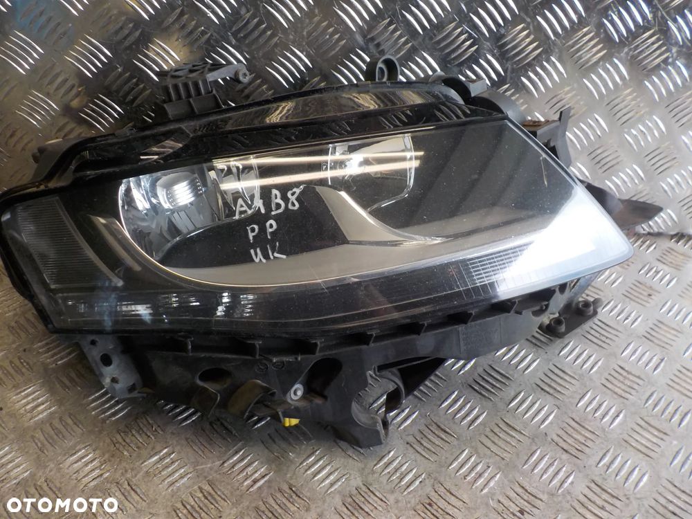 AUDI A3 8V LAMPA PRAWA PRZÓD ŚLIZG MOCOWANIE LAMPY WERSJA ANGIELSKA 8K0941004A - 1