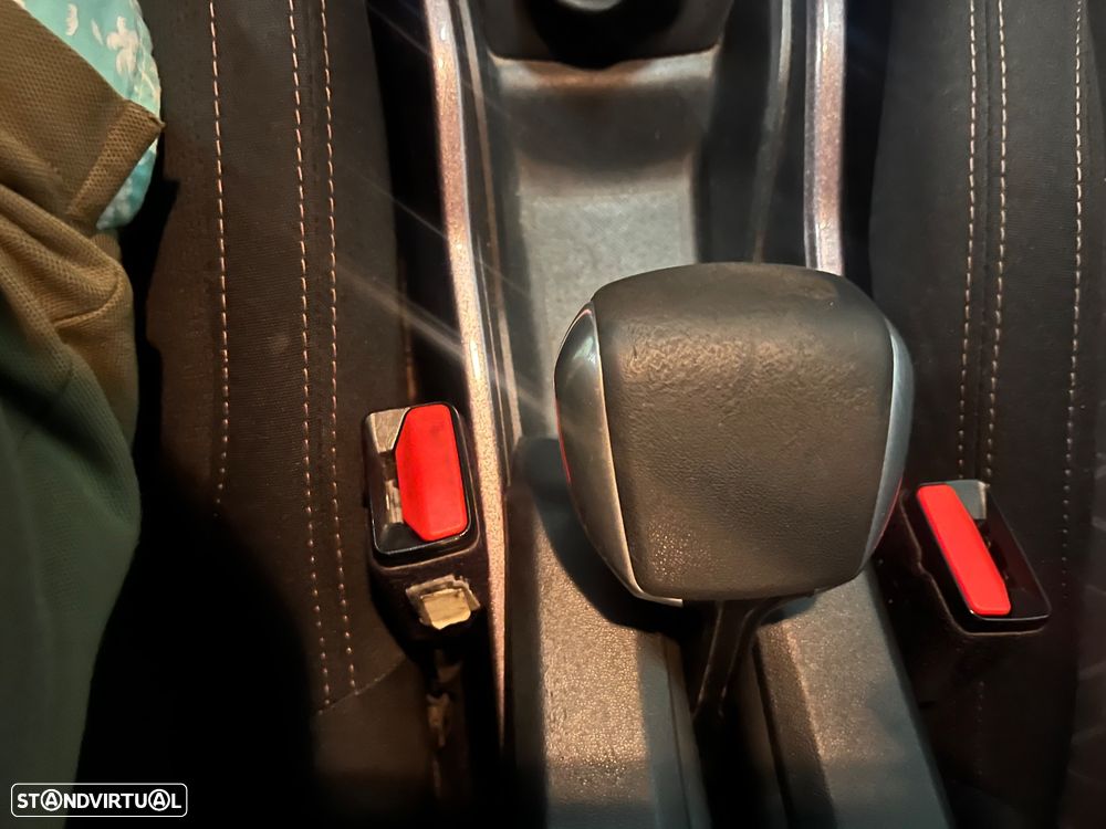 Peugeot 2008 1.2 PureTech Allure - 32