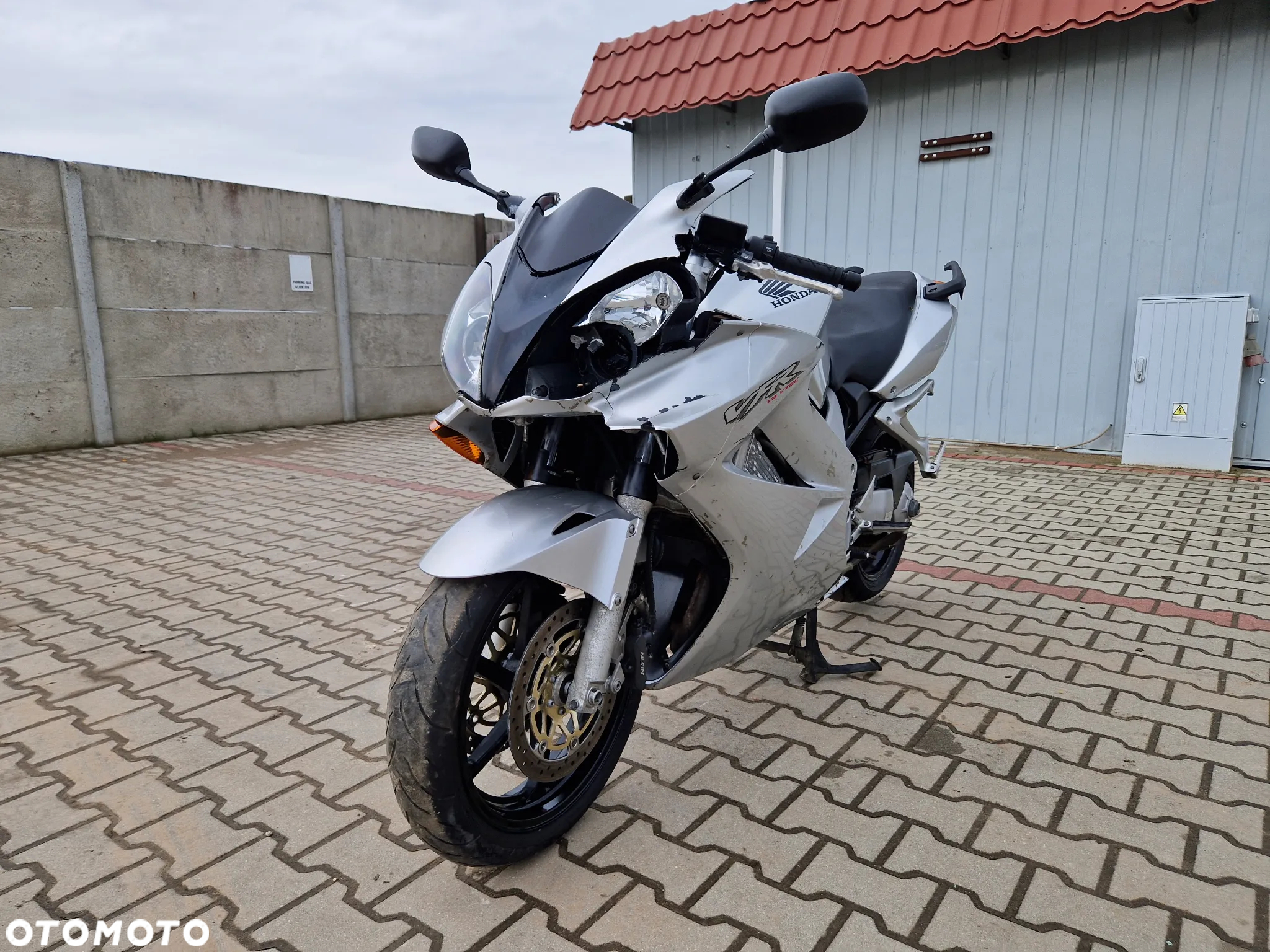 Honda VFR - 13