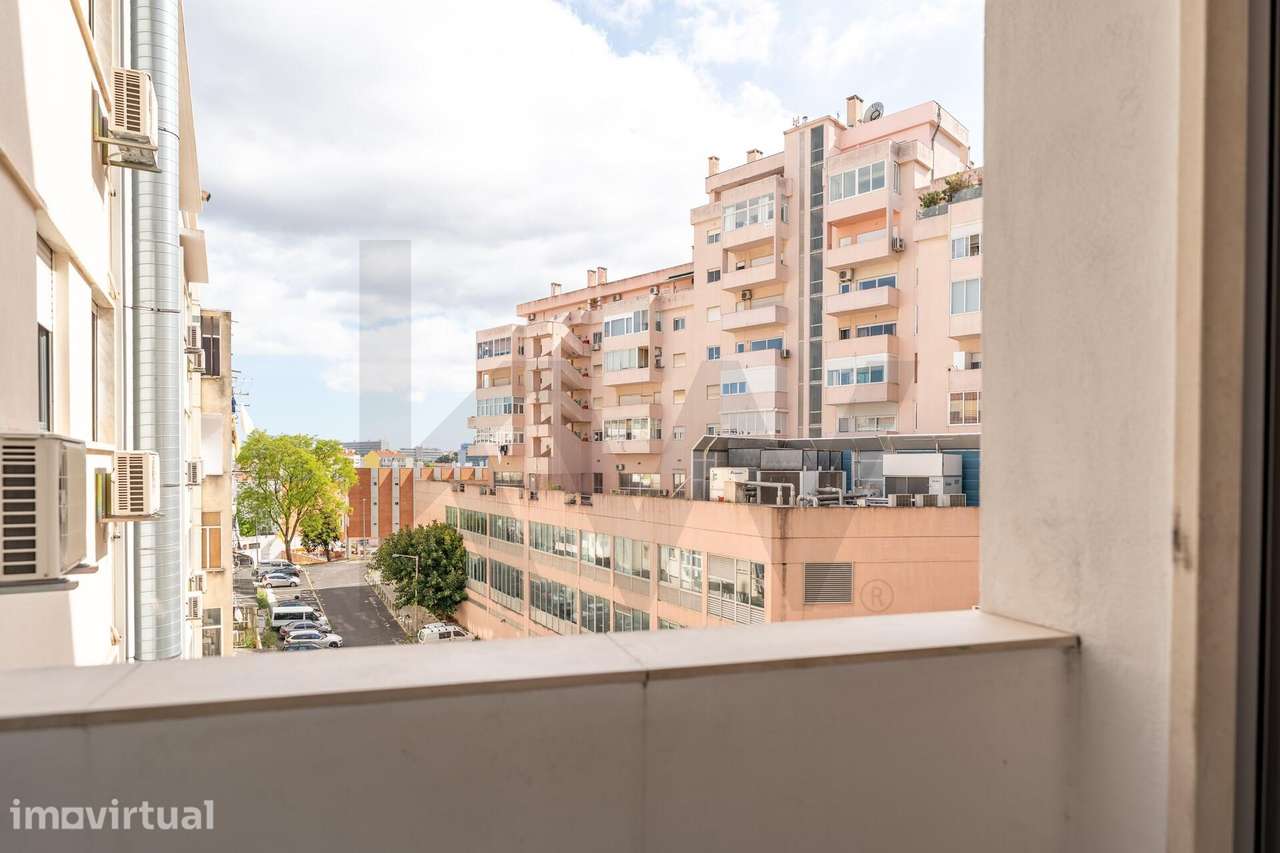 Elegante Apartamento T2 nas Avenidas Novas com Garagem - Grande imagem: 4/31