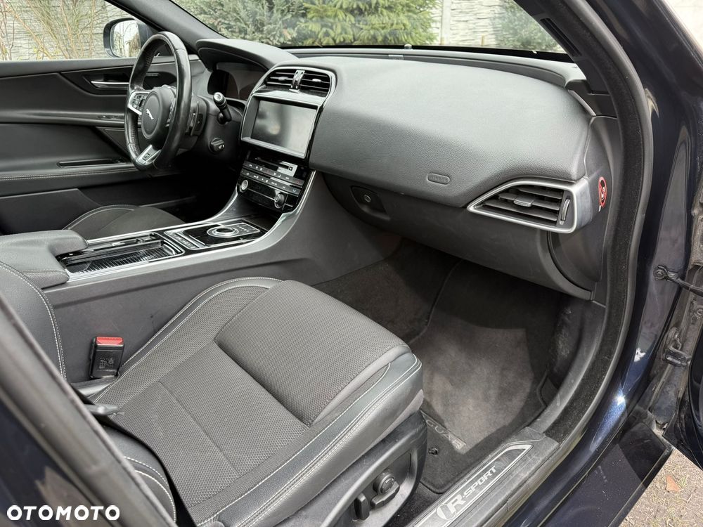 Jaguar XE 2.0 D R-Sport - 6