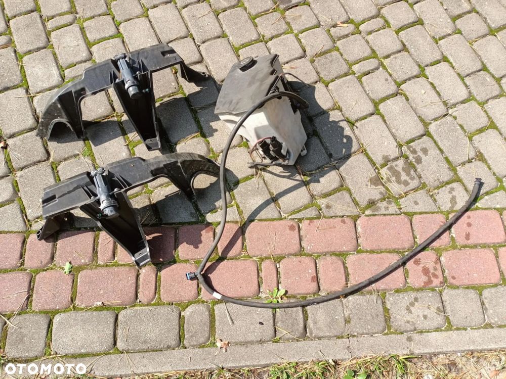 Zbiornik zbiorniczek płynu spryskiwaczy BMW E83 X3 Mpakiet ślizgi xenon pompki