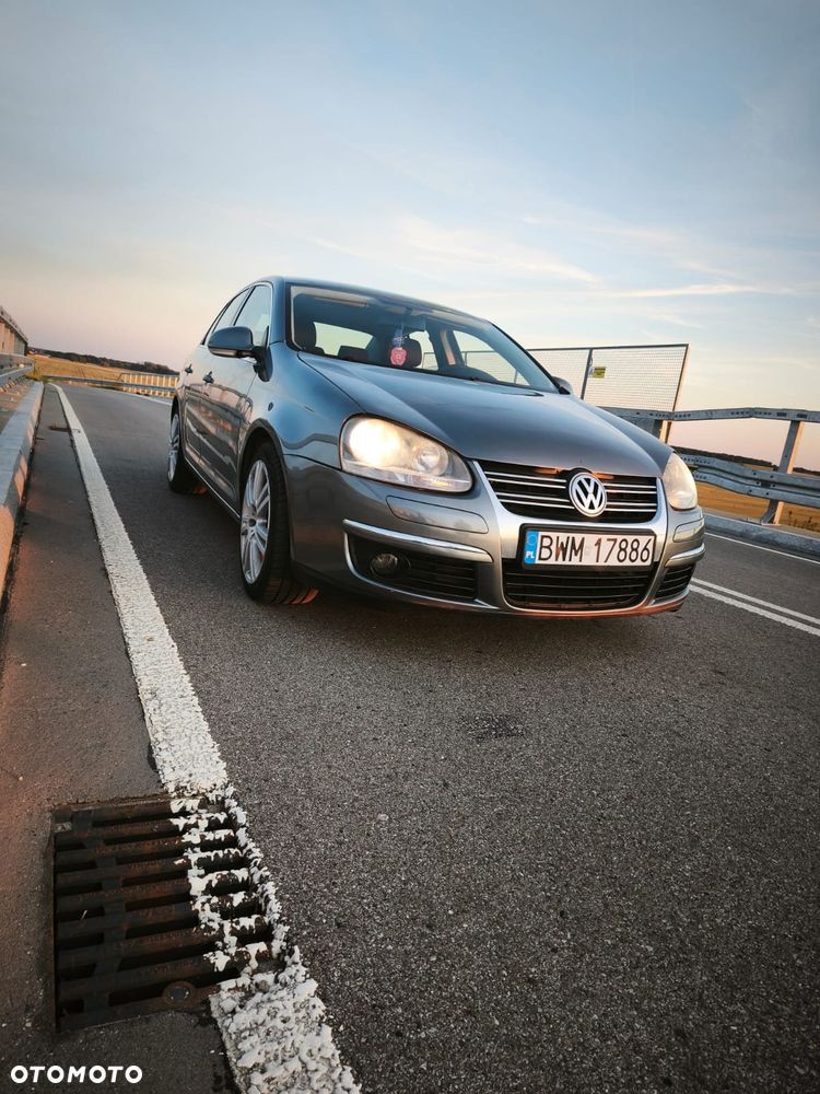 Volkswagen Jetta - 1