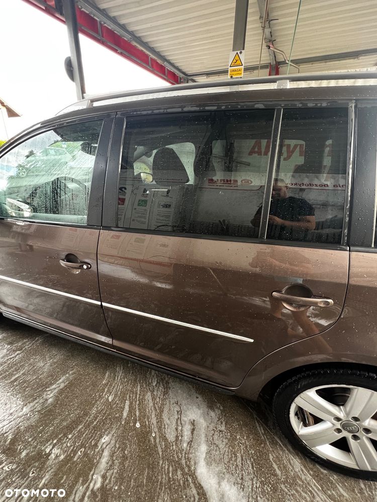 Volkswagen Touran 2.0 TDI DPF Highline DSG - 10