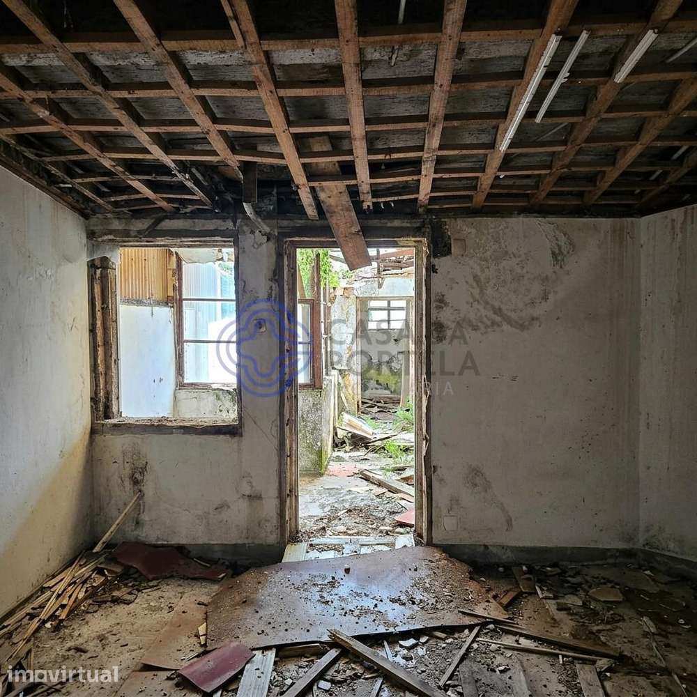 Prédio c/ Logradouro para Reabilitação Total na Trv. Antero de Quental - Grande imagem: 4/7
