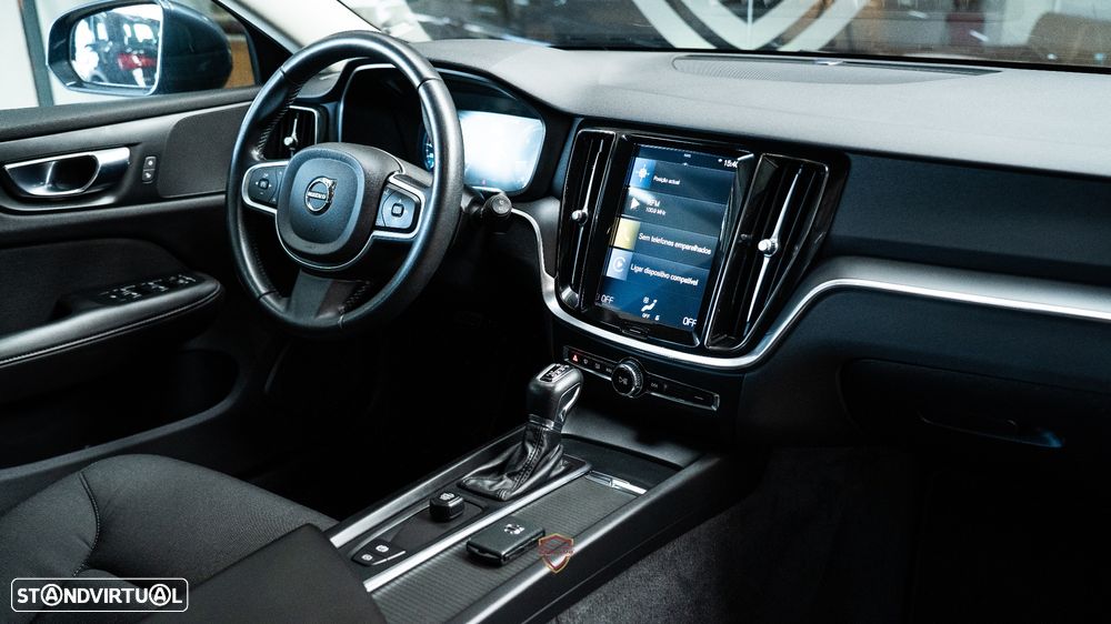 Volvo V60 2.0 D3 Momentum Geartronic - 25