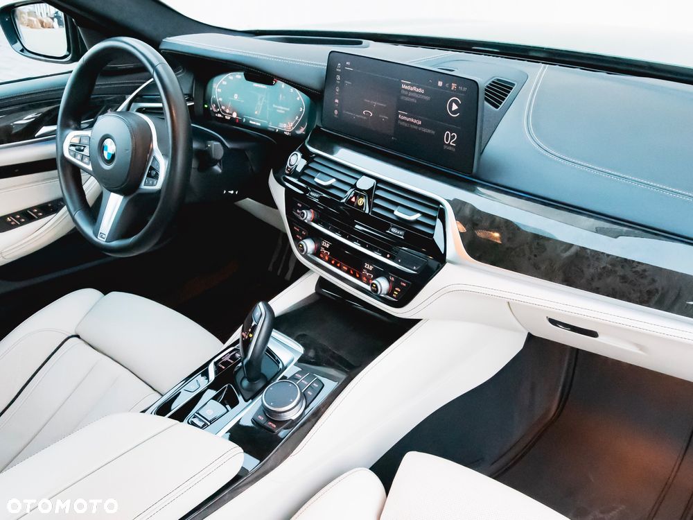 BMW Seria 5 M550i xDrive - 22