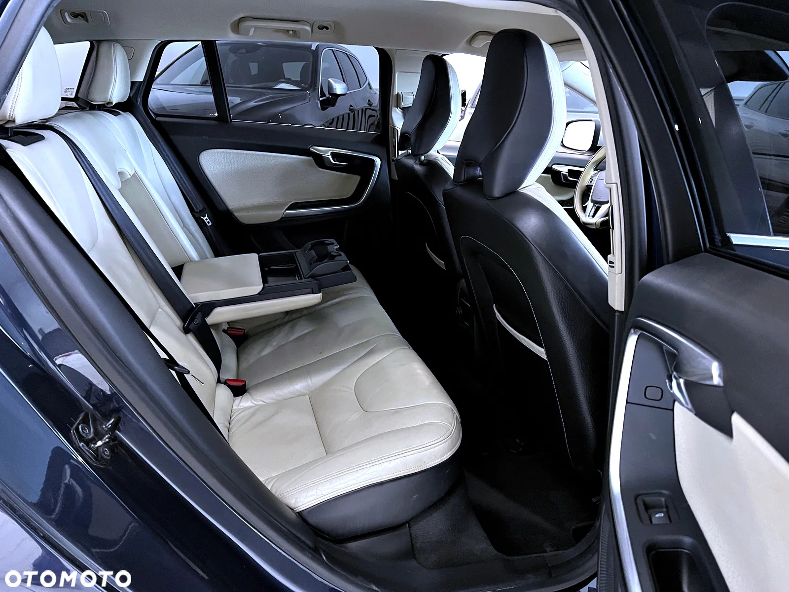 Volvo V60 D5 Summum - 16