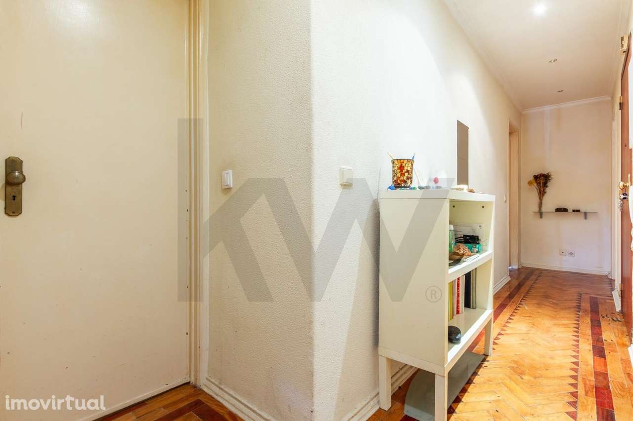 T1 com Terraço  e Sótão | Centro de Almada – Luz Natural e Potencial Ú - Grande imagem: 5/24