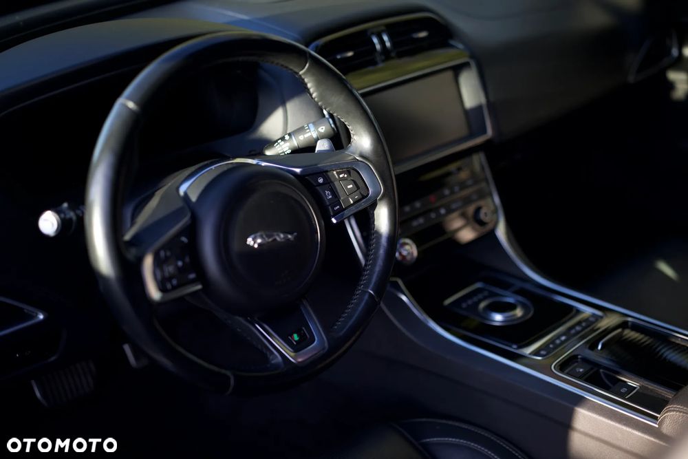 Jaguar XE 2.0 D R-Sport - 14