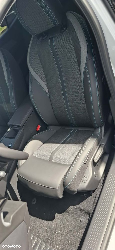 Peugeot 408 - 8