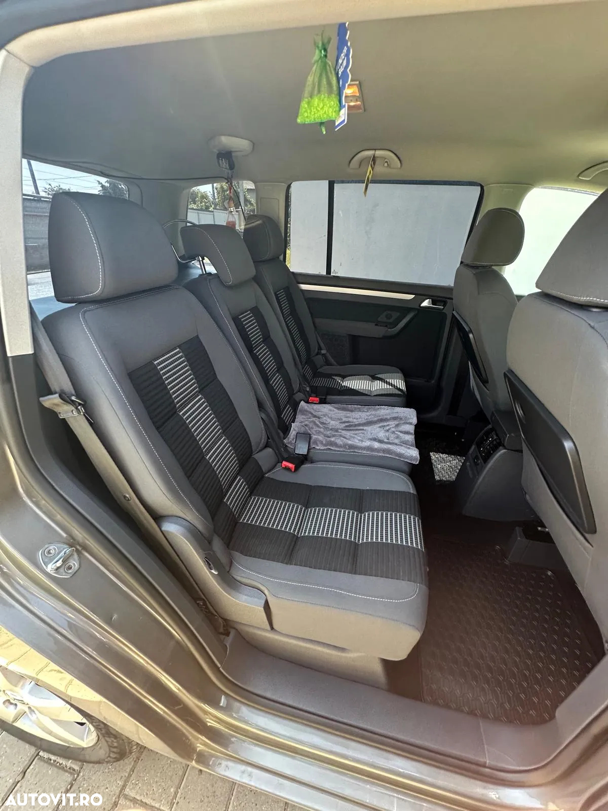 Volkswagen Touran - 11