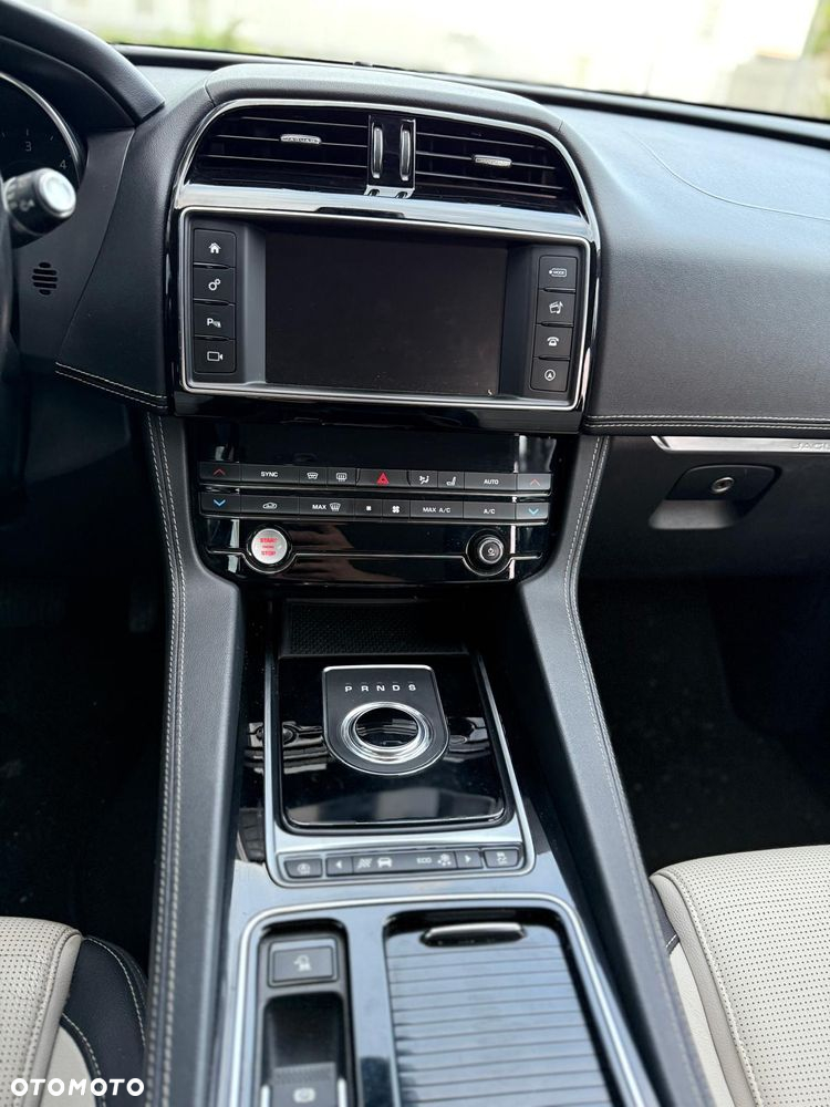 Jaguar F-Pace 2.0 i4D AWD R-Sport - 12