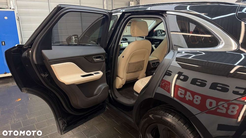 Jaguar F-Pace - 30