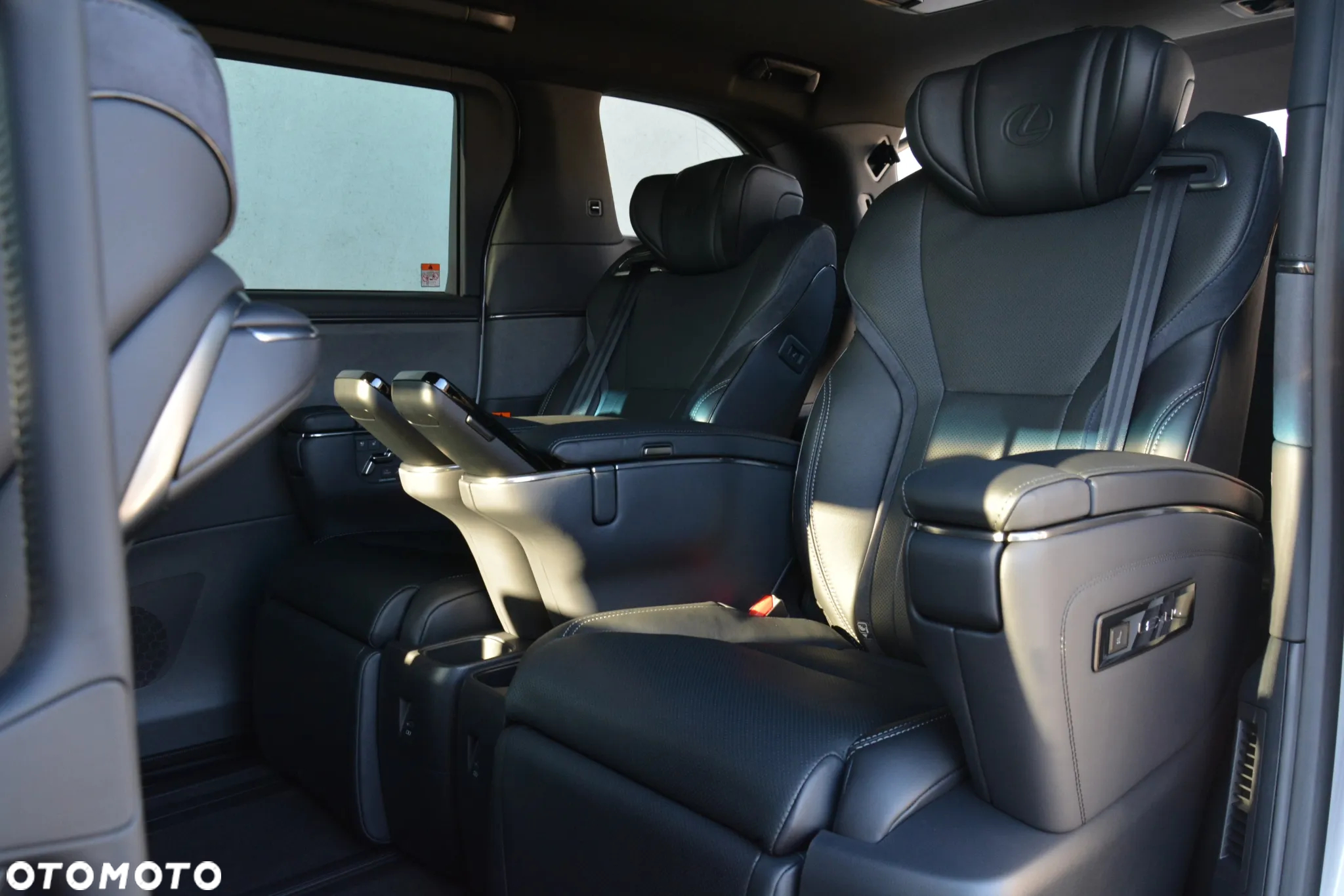 Lexus LM 350h Prestige - 4
