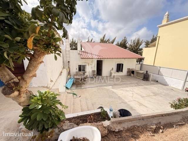 Moradia Geminada com Grande Terraço e Enorme Potencial em Pechão - Grande imagem: 3/28
