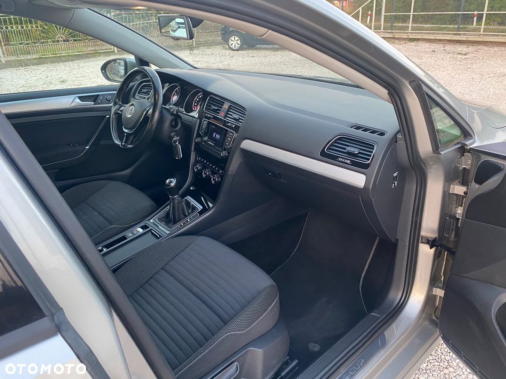 Volkswagen Golf - 10