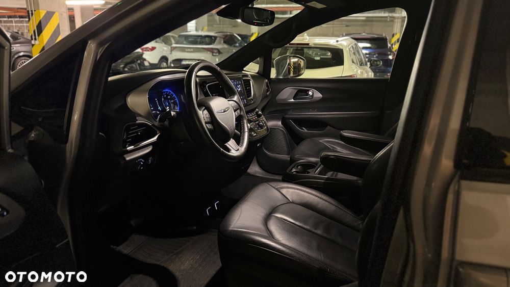 Chrysler Pacifica - 17