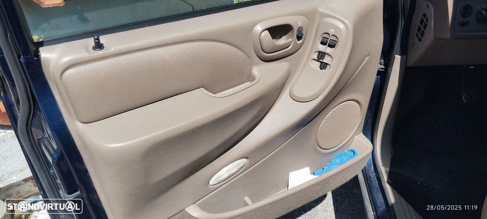 Chrysler Voyager 2.5 CRD LX - 31