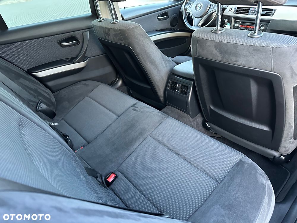 BMW Seria 3 320d DPF Edition Sport - 12