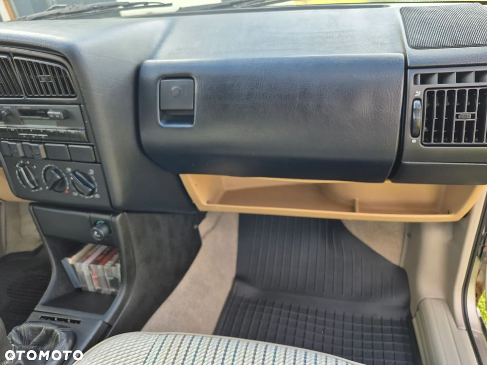 Volkswagen Passat 1.8 CL - 38