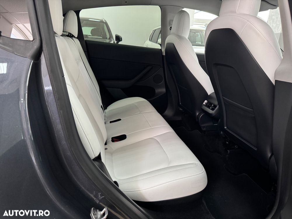 Tesla Model Y - 17