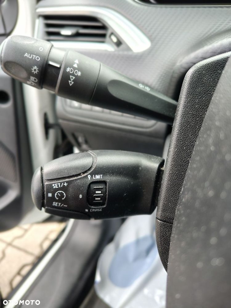 Peugeot 2008 1.2 Pure Tech Allure S&S - 19