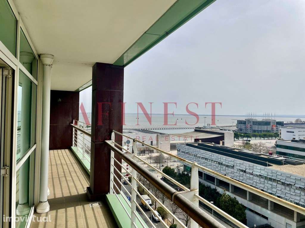 APARTAMENTO T2 COM VARANDA, GARAGEM E VISTA RIO - PARQUE DAS NAÇÕES - Grande imagem: 2/17