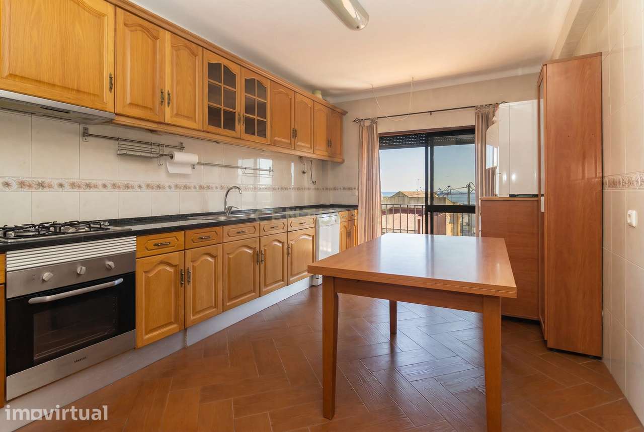 Apartamento T3 com Vista Rio, Suíte e Sótão remodelado, Bairro Santos - Grande imagem: 2/28
