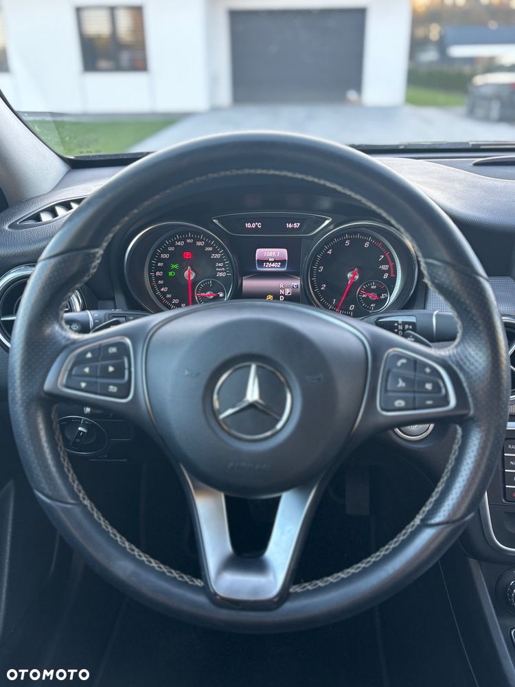 Mercedes-Benz GLA 180 7G-DCT Urban - 13