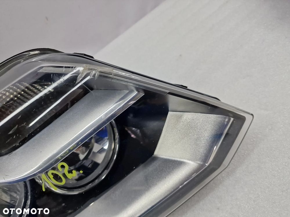 VW AMAROK 2H 09- PRAWA LAMPA PRZEDNIA PRZÓD , NR AUKCJI LA102 - 7