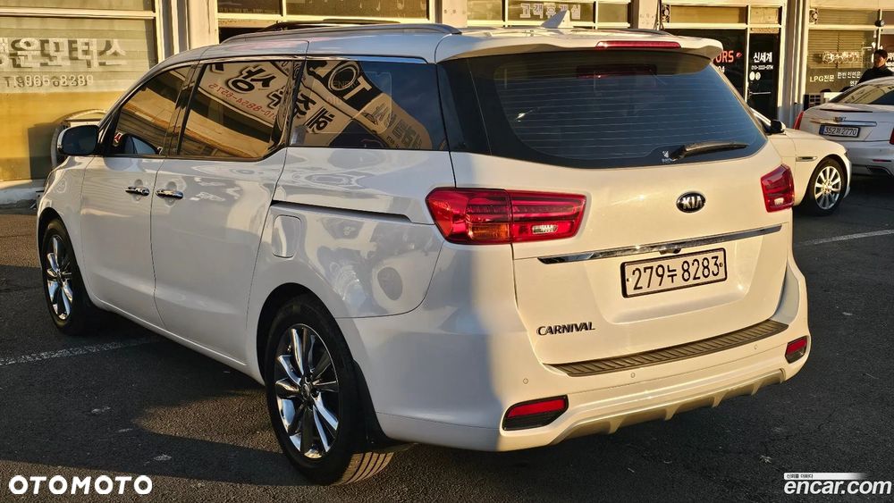 Kia Carnival - 4
