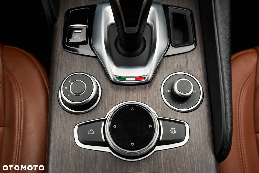 Alfa Romeo Giulia - 25
