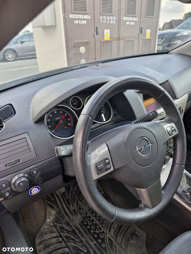 Opel Astra III GTC 2.0 T Cosmo - 15